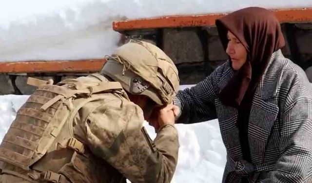 Yaşlı kadın elleriyle ördüğü çorapları iki yıldır Mehmetçiğe gönderiyor