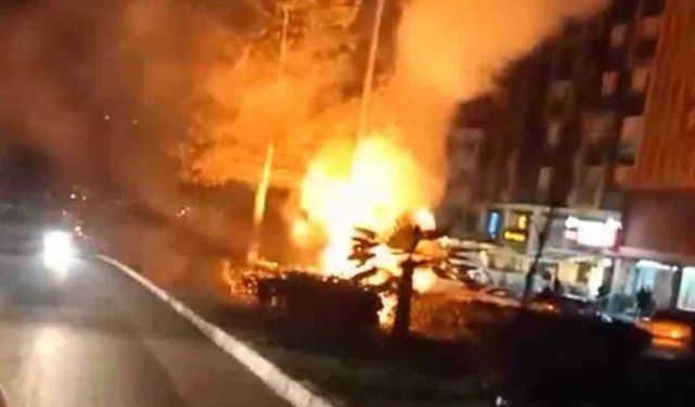 Aydınlatma direğinin kabloları alev aldı