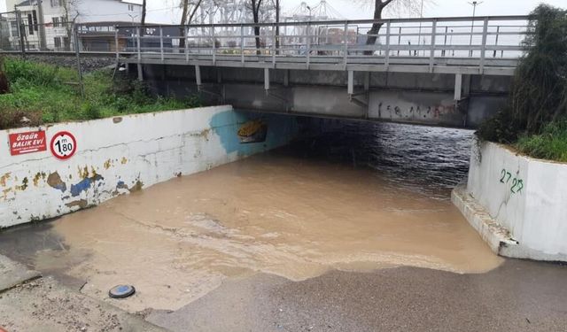 Sağanak sebebiyle alt geçidi su bastı