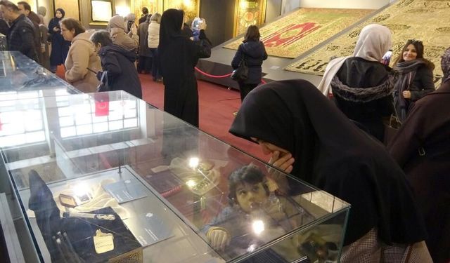 Kutsal emanetlere yoğun ilgi: 1 günde 10 bin kişi ziyaret etti