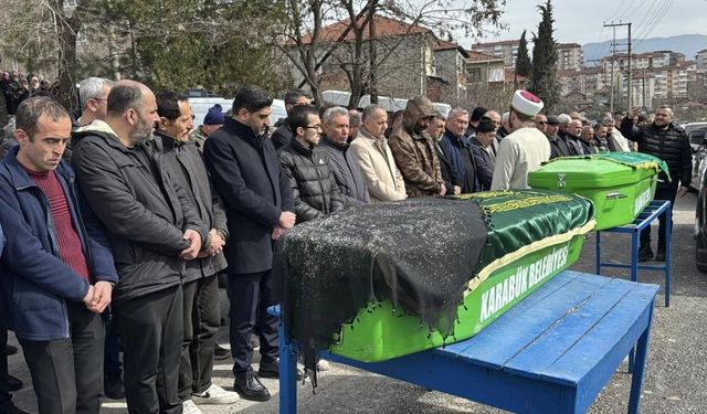 Trafik kazasında hayatını kaybeden karı-koca toprağa verildi