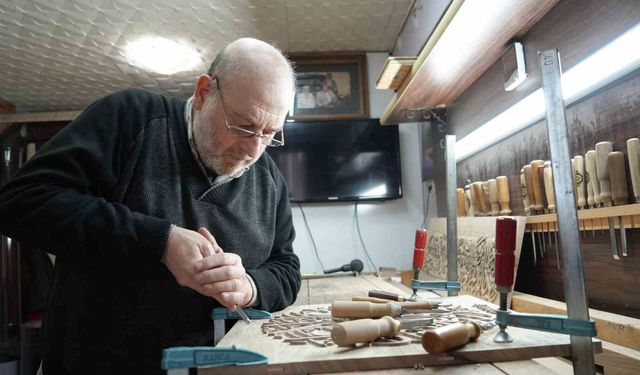 Ailesinin asırlık sanatını evinin kilerinde yaşatıyor