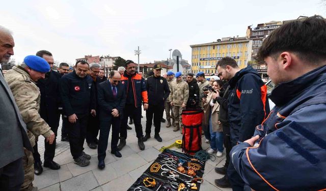 Arama ve kurtarma ekiplerinin kullandığı malzemeler sergilendi