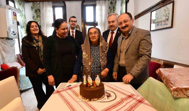 Asırlık çınar 100. yaş gününde yalnız bırakılmadı