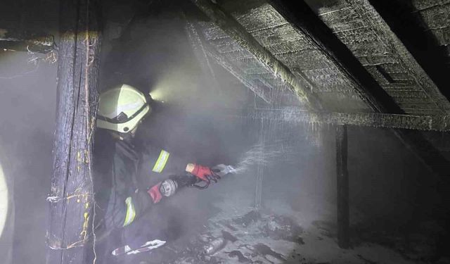 Bacadan çıkan yangın 2 katlı evin çatısını sardı