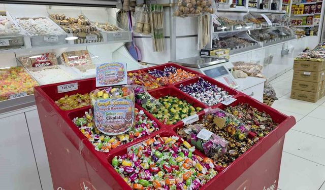 Bayram alışverişine gelen çocukları 'ikram köşesi' ile sevindiriyor