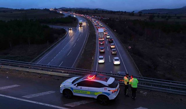 Bayram dönüşü çilesi: 30 kilometrelik araç kuyruğu havadan görüntülendi