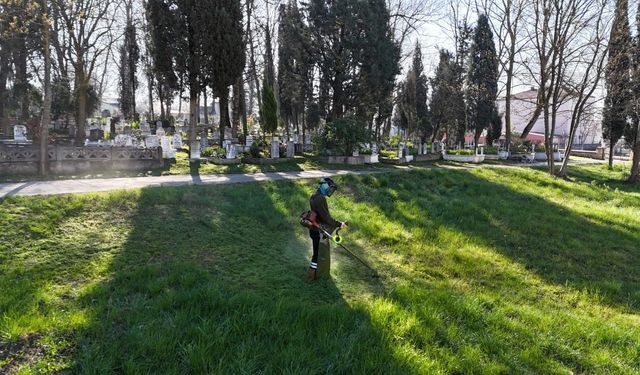 Bayram öncesi mezarlıklarda temizlik çalışması