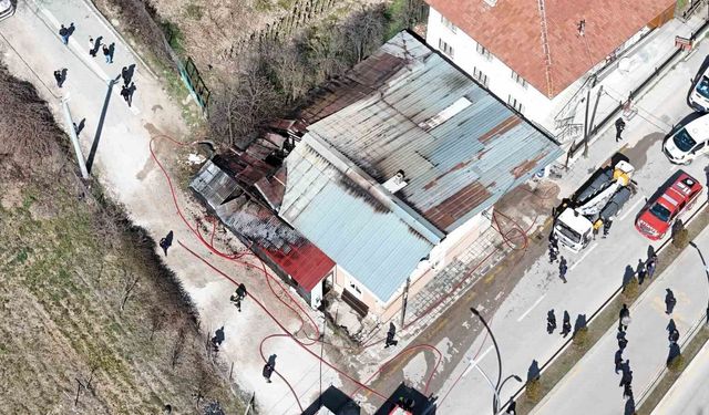 Mobilya atölyesiyle bitişikteki ev alevlere teslim oldu