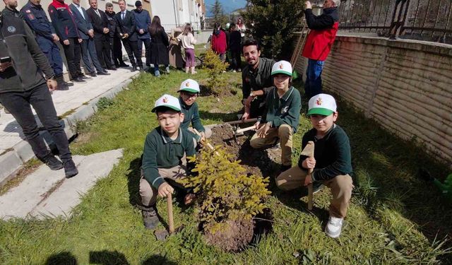 İlkokul öğrencileri fidan dikti