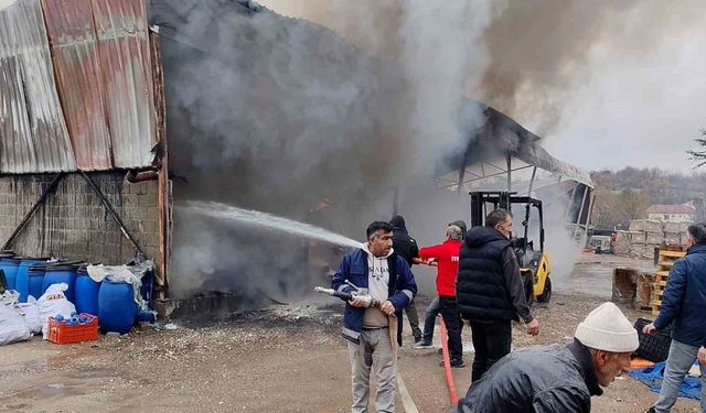 İnşaat deposunda yangın