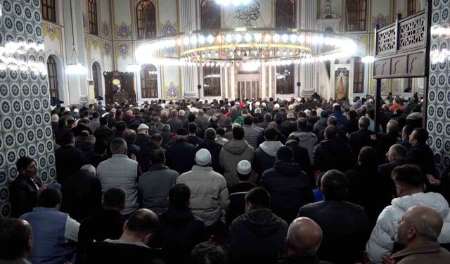 Kadir Gecesi'nde camiler doldu taştı