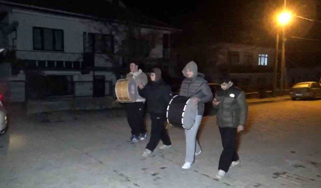 Liseliler davul çalarak sahura kaldırıyor