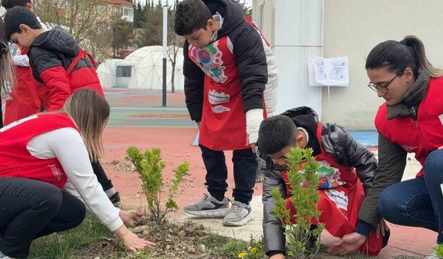 Öğrenciler hatıra fidanlarını toprakla buluşturdu