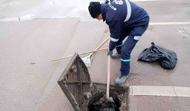 Su baskınlarına karşı mazgal ve menfez temizliği aralıksız sürüyor
