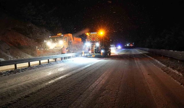Yoğun kar yağışı: Araçlar yolda mahsur kaldı