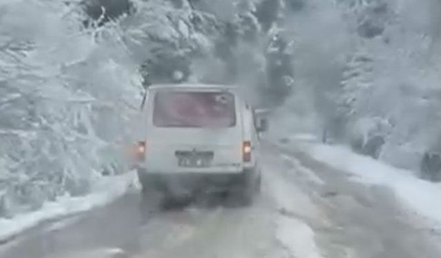 Kar sürprizi: Kar lastiği olmayan araç yolda kaldı