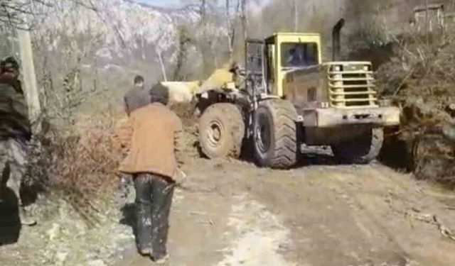 Heyelanın kapattığı köy yolu ulaşıma açıldı