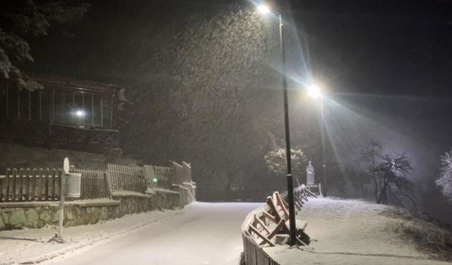 Bayram sabahına beyaz örtüyle uyandılar