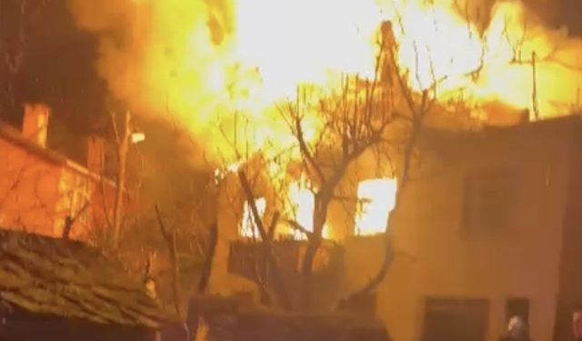 Alevlere teslim olan iki katlı ev kullanılmaz hale geldi