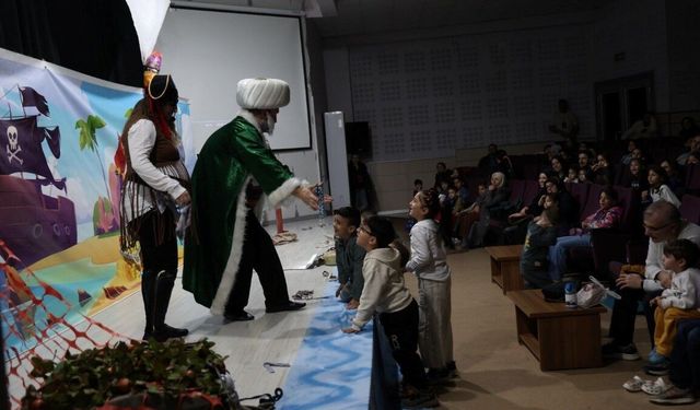 Çocuklar 'Nasrettin Hoca Korsanlara Karşı' oyununda buluştu