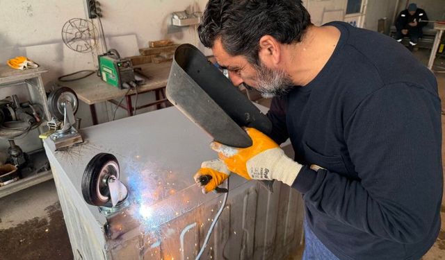 Eskiyen çöp konteynerleri onarılarak yeniden kullanıma sunuluyor