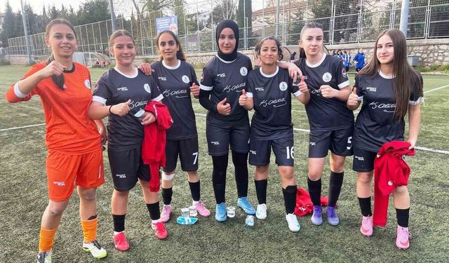 Kız futbol takımlarından çifte galibiyet