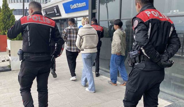 Kız kardeşini kafede bir erkekle görünce ortalığı birbirine kattı