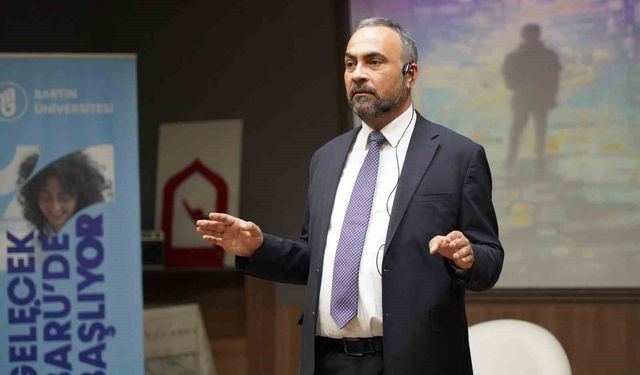 Rektör Akkaya lise öğrencilerine etkili dinleme yöntemlerini anlattı