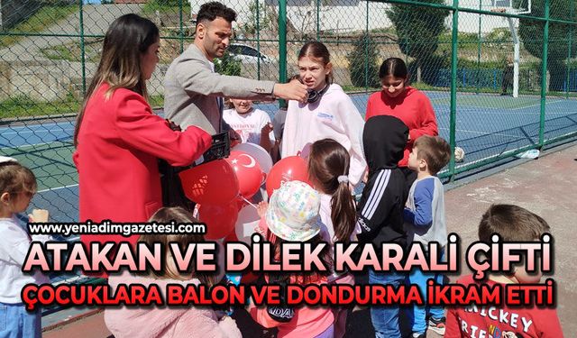 Atakan ve Dilek Karali çifti çocuklara balon ve dondurma ikram etti