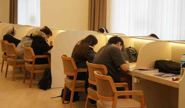 110 öğrenci aynı anda ders çalışıyor