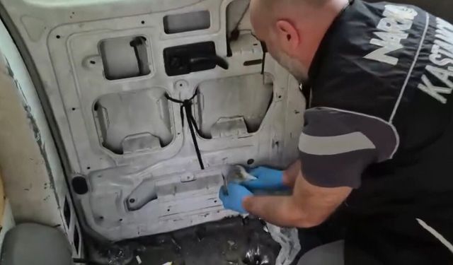 Araç kapısına zulanan uyuşturucu polisin dikkatinden kaçmadı