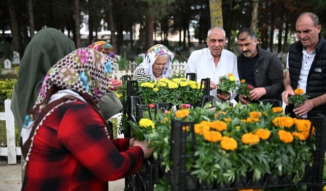 Belediyeden arife günü mezarlıklarda çiçek dağıtımı