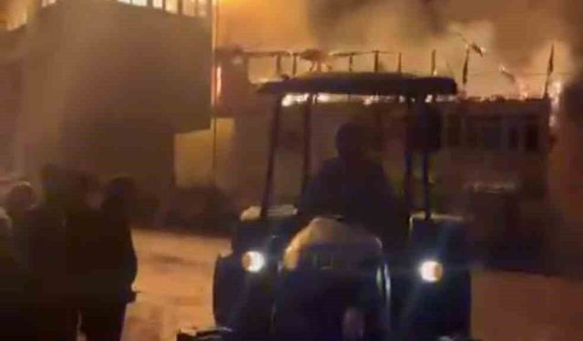 Bir evde çıkan yangın köy konağına ve camiye sıçradı