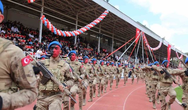 Komandolardan 19 Mayıs'a özel nefes kesen gösteri