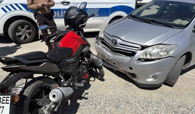 Motosiklet ile otomobil çarpıştı: 2 yaralı