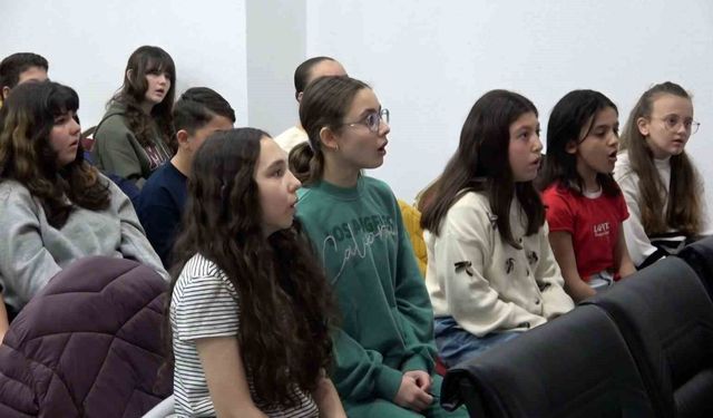 Öğrenciler çoksesli koroda yeteneklerini keşfediyor