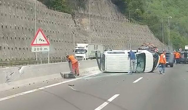 Otomobil ile çarpışan araç devrildi