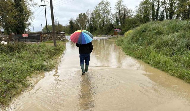 Sağanak köprü yıktı, tarım arazileri ve evleri su bastı