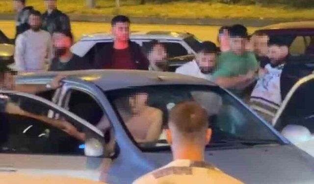 Araçtaki 2 kişiyi darbettiler