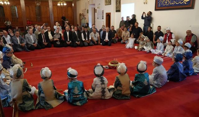 530 yıllık vakıf geleneğiyle 25 çocuk sünnet ettirildi
