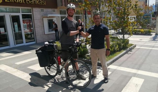 Kız arkadaşından ayrılınca dünya turuna çıkan genç gezgin bir yılda 8 bin kilometre pedal çevirdi