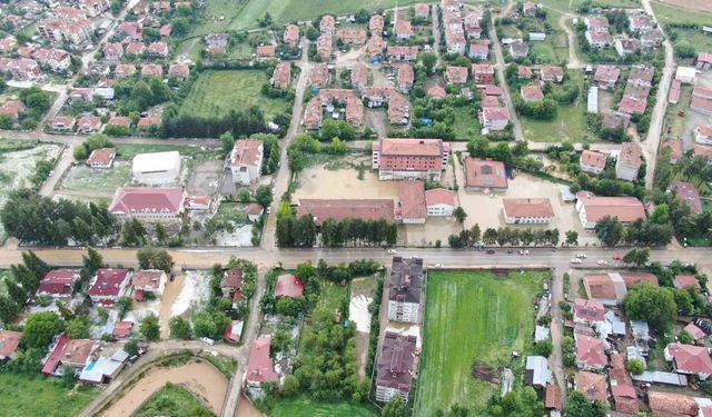 Dolu yağışı hayatı felç etti: İlçe beyaza büründü, ev ve iş yerlerini su bastı