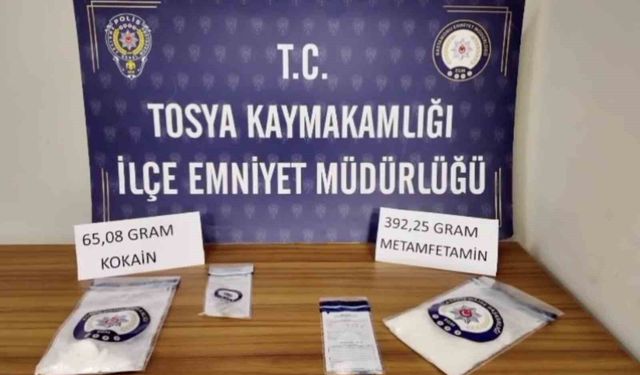 Durdurulan araçtan uyuşturucu çıktı: 2 tutuklama