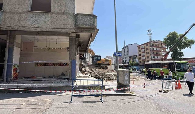 4 kişinin öldüğü facianın ardından boşaltılan 22 riskli yapının yıkımına başlandı