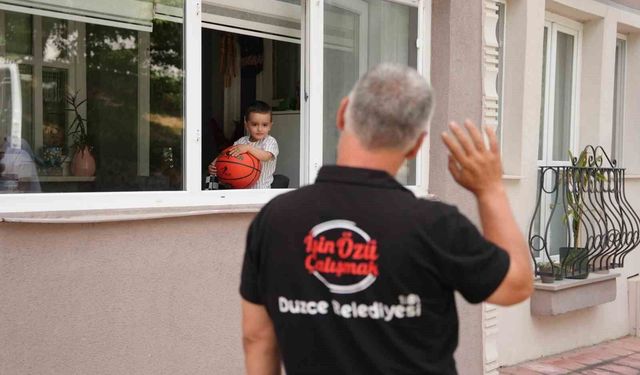 Her gün heyecanla çöp kamyonlarının yolunu gözleyen minik Ahmed'e işçilerden sürpriz ziyaret