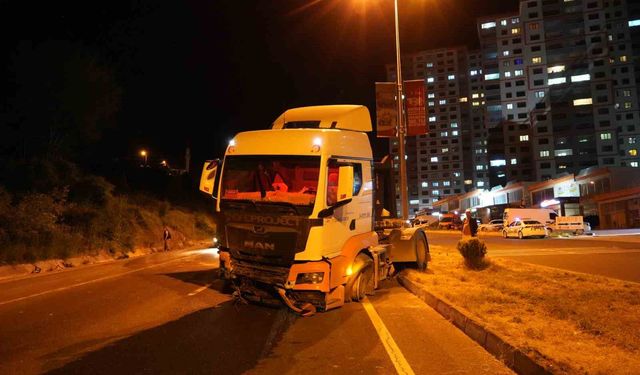 Lastiği patlayan tır, önce su kanalına sonra refüje çarptı: 1 yaralı