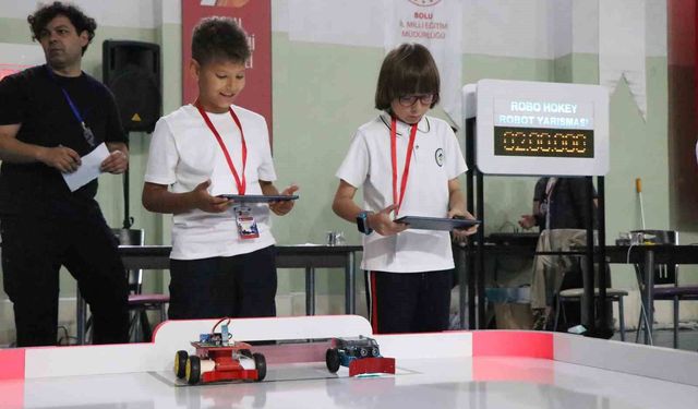 Öğrenciler tasarladıkları mini robotlarla yarıştı