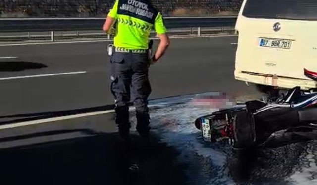 Panelvana çarpan motosikletli ağır yaralandı