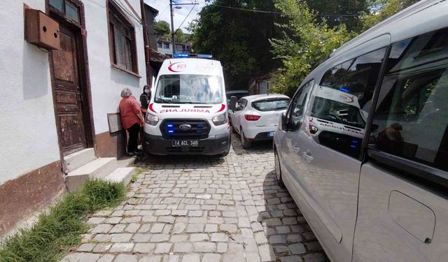 Park edilen araçlardan ambulans sokağa giremedi